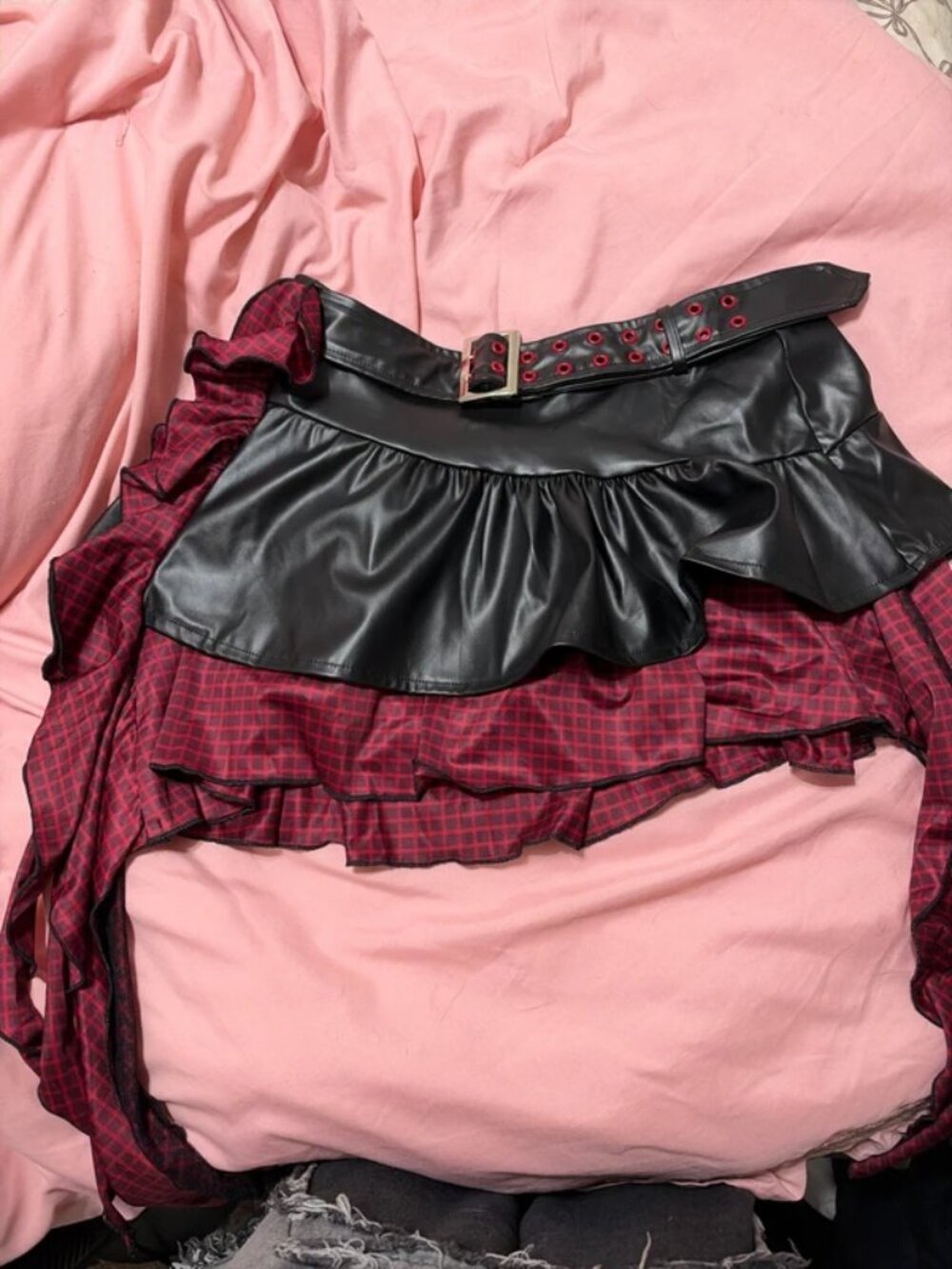 Falda Y2K roja de cuadros con detalles de cuero negro